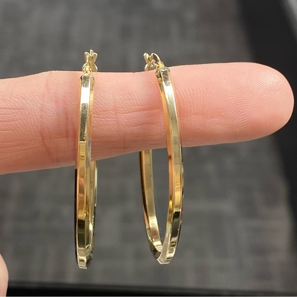 Solid 14k Yellow Gold Women's Oval Hoop Earrings - Picture 5 of 9